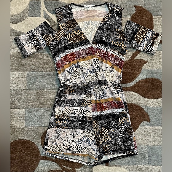 BCBGeneration Short Sleeve Cold Shoulder Circle & Spots Romper Surplice Bodice - Picture 3 of 11